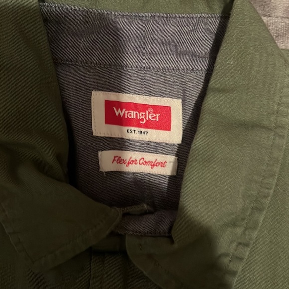 Wrangler short sleeve button up shirts (pair) - Picture 5 of 5